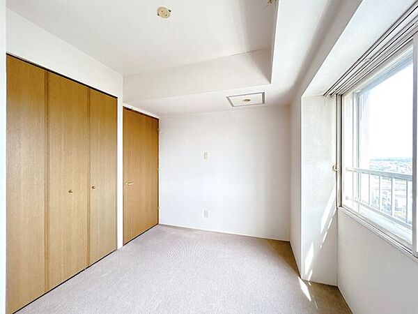 【リフォーム前写真】南東側洋室約5.7帖です。クロス貼り替え、遮音フロア張替え、照明交換を行います。