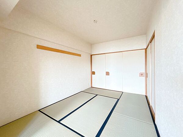 【リフォーム前写真】リビング間続きの和室は洋室に変更いたします。クロス貼り替え、床組み後遮音フロア上張り、クローゼット造作を行います。