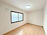 室内：【リフォーム済】二階洋室6.3帖です。北側のお部屋です。建具の交換と収納はウォークインクローゼットに作り変えました。