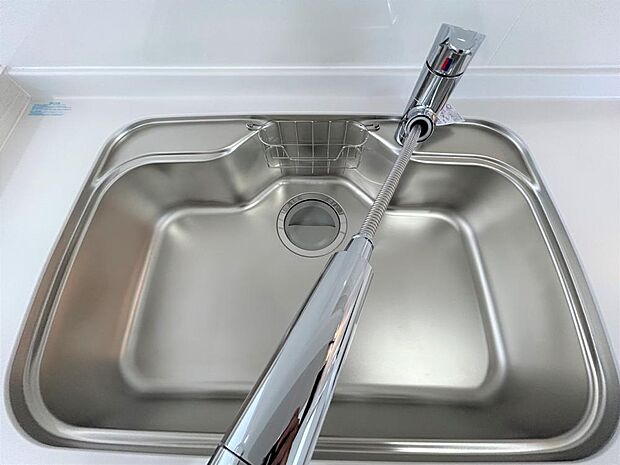 【リフォーム後】キッチンの水栓金具は伸縮します。洗い物やシンクのお手入れに便利です。