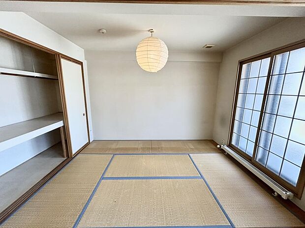 【和室】約6.0畳の和室です。畳の表替えとクロスの張替えを行います。来客用のお部屋としていかがでしょうか。
