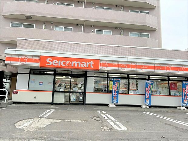 【周辺環境＿コンビニ】住宅から約50m(徒歩1分)先にセイコーマート伏見店様がございます。