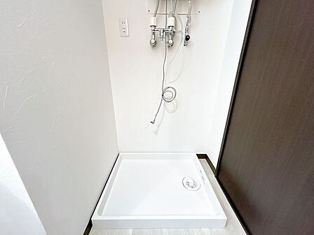 【リフォーム済＿洗濯機置き場】洗濯機用水栓、防水パンを新品交換いたしました。十分なスペースが確保されていて洗濯物の出し入れがしやすいですね。