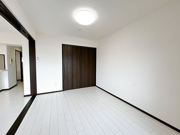 【リフォーム済＿6帖洋室】洋室（6帖）の写真です。フローリング張替、クロス貼替、照明交換等を行いました。引き戸を閉めてリビングと区切って使用しても良いですね。