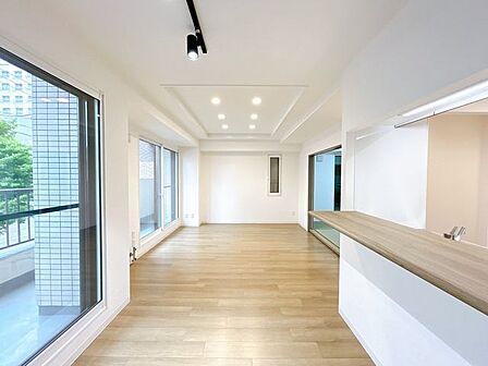 フローリング上張り、クロス張替、照明交換、建具交換、内窓交換等を行いました。南向きのリビングなので日当たり良好です。