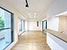 リビング/ダイニング：フローリング上張り、クロス張替、照明交換、建具交換、内窓交換等を行いました。南向きのリビングなので日当たり良好です。