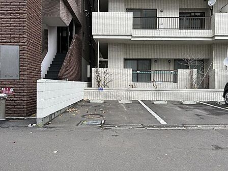 敷地内駐車場を1台確保しております。地下鉄徒歩圏の立地で駐車場に空きがあるマンションお探しの方いかがでしょうか。