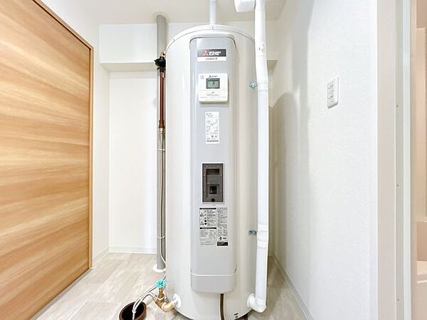 【リフォーム後＿電気温水器】電気温水器は新品に交換しました。消耗品が新品だとうれしいですね。