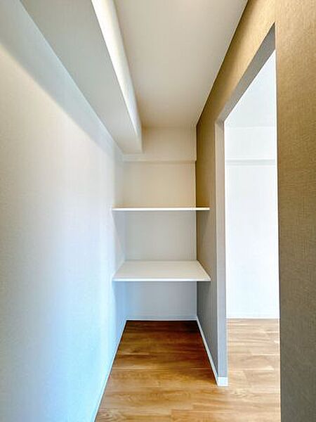 【リフォーム後＿北東側洋室収納】北東側洋室のウォークイン収納は内部の照明交換・クロス張替えを行いました。棚付きなので空間を有効利用できますね。