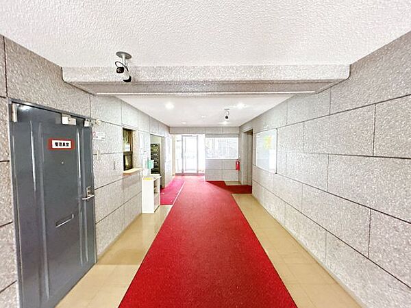 【エントランス】共用部エントランスの写真です。12時以降はオートロックに変わるので防犯上安心ですね。