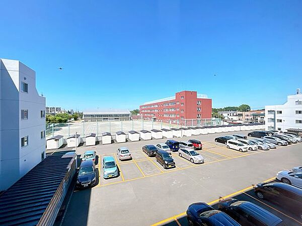 【眺望】北側の洋室からの眺望です。札幌市立南小学校が見えます。