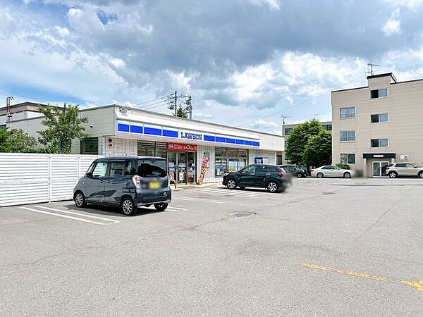 【コンビニ】ローソン 札幌南32西十丁目店様まで160m徒歩2分。コンビニが近いと毎日の買い物も楽になりますね。