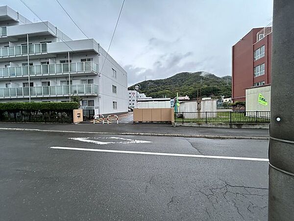 【前面道路】前面道路は広々しているため大きな車でも楽々通行できます。