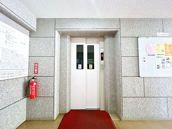 【エレベーター】建物にはエレベーターが設置されています。1階と5階に停止します。