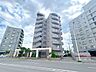 リビング/ダイニング：【現地外観】最上階角部屋なので陽当たり良好です。総戸数も22戸なので近隣の音なども気になりませんね。