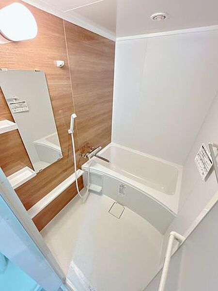 【リフォーム後】浴室はLIXIL製の新品のユニットバスに交換しました。床は水はけがよく汚れが付きにくい加工がされているのでお掃除ラクラクです。