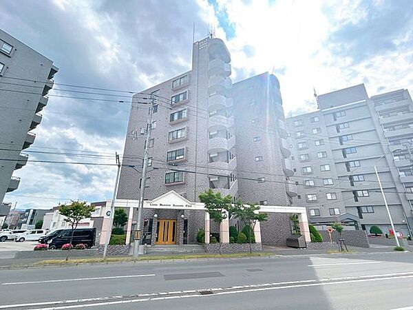 現地外観です。周りの建物が密接していないので陽当たり・風通し・眺望が良好です。