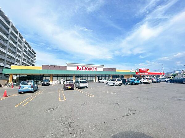 ダイイチ 発寒中央駅前店様まで650m徒歩9分。スーパーが徒歩圏にあると便利ですね。 750m