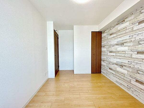 【リフォーム後】北側洋室は床張り替え、クロス張替え、照明交換を行いました。