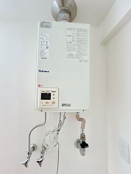 【リフォーム後】洗面所の給湯ボイラーは動作チェックを行いました。前所有者の方が2020年に交換されています。