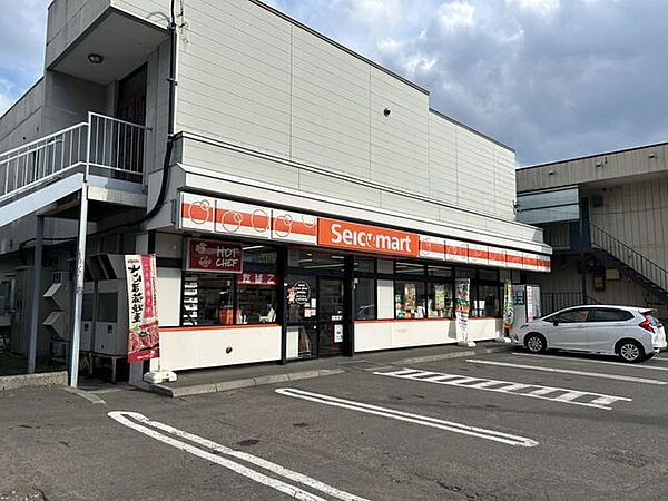 イオン札幌藻岩店 【コンビニ】セイコーマートたなか川沿2条店まで約480ｍ（徒歩6分）です。 560m