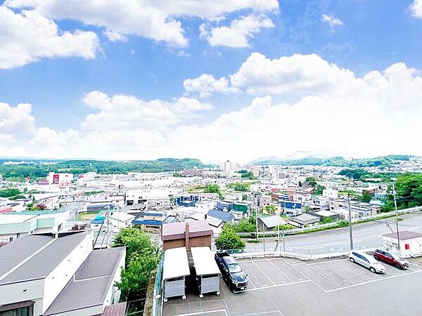 【眺望】LDK側バルコニーからの眺望です。川沿方面を一望することができます。