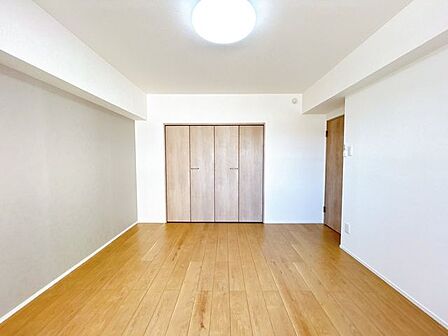【リフォーム後】洋室約8.6帖です。床張り替えクロス張替え、建具交換、照明交換を行いました。