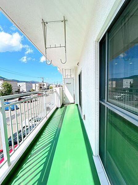 【バルコニー】南西向きで陽当たり良好です。