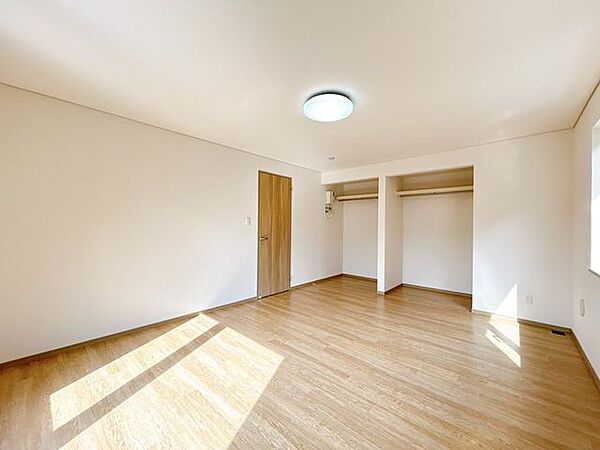 【リフォーム中　二階洋室（約6.5帖）】クロス・床貼替、建具交換、クローゼット内部交換、オイルサーバー交換、照明交換等