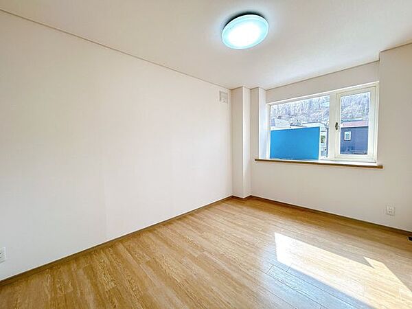 【リフォーム中　二階洋室（約6.0帖）】クロス・床貼替、建具交換、照明交換等