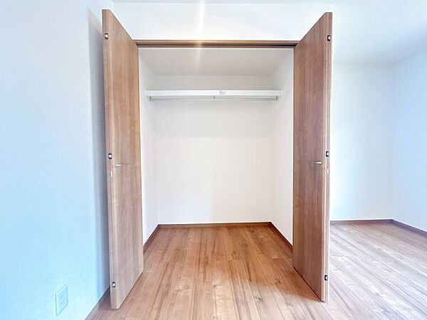 【リフォーム済　1F和室】和室をリビング仕様に変更してリビングを拡張しました。畳撤去、クロス・床貼替、仏間撤去、障子撤去、押入交換、照明交換等