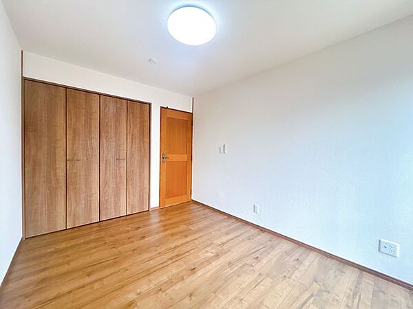 【リフォーム済　2F洋室】和室を洋室仕様に変更しました。畳撤去、クロス・床貼替、押入→クローゼット変更、照明交換等