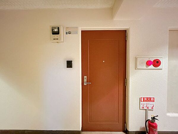 【玄関】玄関の外観写真です。鍵交換を行いました。鍵を交換しているので防犯上安心ですね。