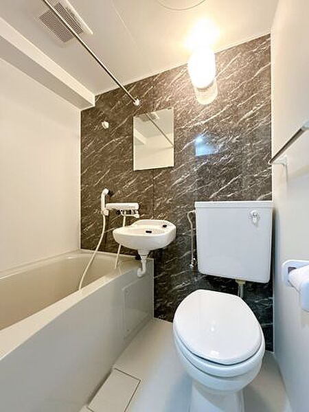 【リフォーム後＿3点ユニット】風呂、洗面台、トイレが一体となっている3点ユニットの写真です。3点ユニットは新品交換いたしました。写真上では取り付けておりませんが、浴槽とトイレを仕切るカーテンも付属し…