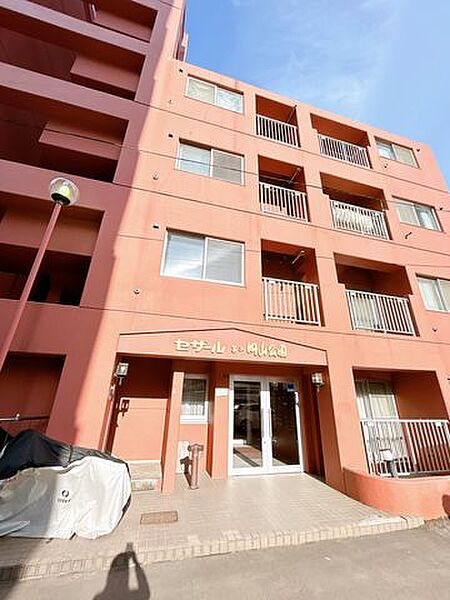 【エントランス】マンションのエントランスです。オートロックのマンションなので防犯面で安心ですね。