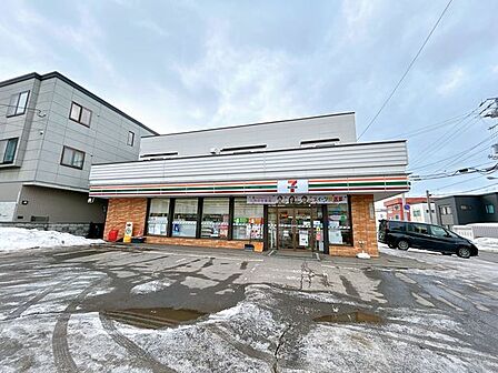 平岸西セブン-イレブン 札幌中の島 セブン-イレブン 札幌中の島1条10丁目店様まで160m徒歩2分。コンビニが近いので毎日の買い物も便利ですね。