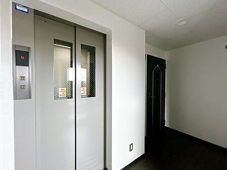 【共用部_エレベーター】エレベーターの写真です。各棟ごとにエレベーターがついているので、通勤通学時間もエレベーター待ちの時間が減って良いですね。
