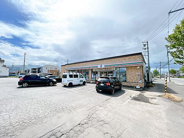 セブン-イレブン 札幌新川西3条店様まで160m徒歩2分。