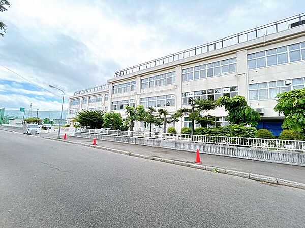 札幌市立新川西中学校まで2500m徒歩32分。