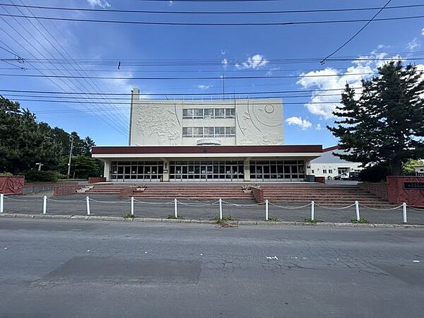 平岸高台小学校まで約420m（徒歩6分）