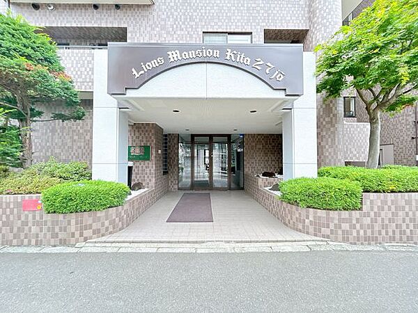 【外観＿エントランス】エントランスの写真です。段差が無いのでバリアフリーで安心ですね。