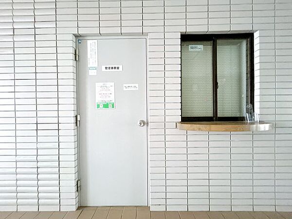 【共用部＿管理人室】管理人室の写真です。平日の午前中にいらっしゃいます。
