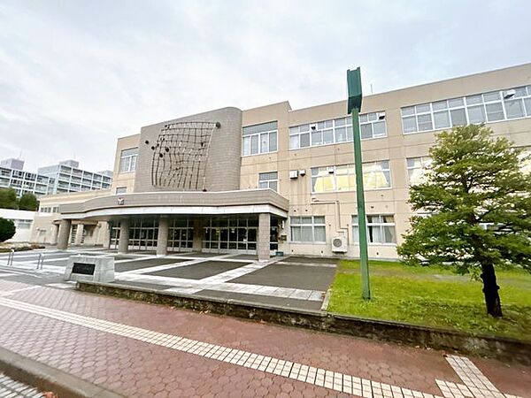 山鼻中学校まで190m徒歩3分。中学校が近いのでお子様の通学に便利ですね。 1300m