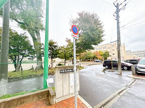 幌南小学校まで1900m徒歩24分。中学校から市電の駅も近い（110m徒歩2分）ので便利ですね。