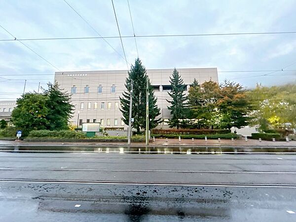 中央図書館まで300m徒歩4分。向かいには公園もあるのでお子様を遊ばせるのにお勧めです。