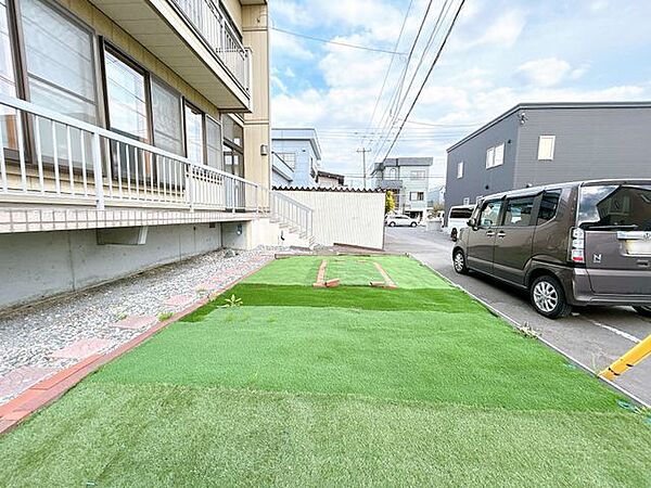 【庭】お家前面の庭の写真です。人工芝が敷かれているので草むしりの必要が無くて楽ですね。
