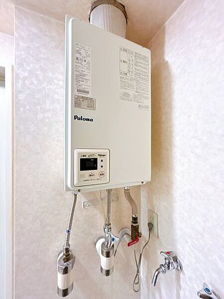 【現況＿給湯器】給湯器の写真です。燃料は都市ガスです。