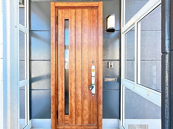 【リフォーム済　玄関】玄関ドア交換、照明交換、モニターフォン交換などをいたしました。