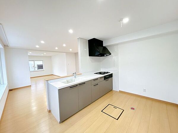 【リフォーム済　キッチン】対面キッチンへ間取り変更いたしました。床・壁・天井・照明等リフォームいたしております。