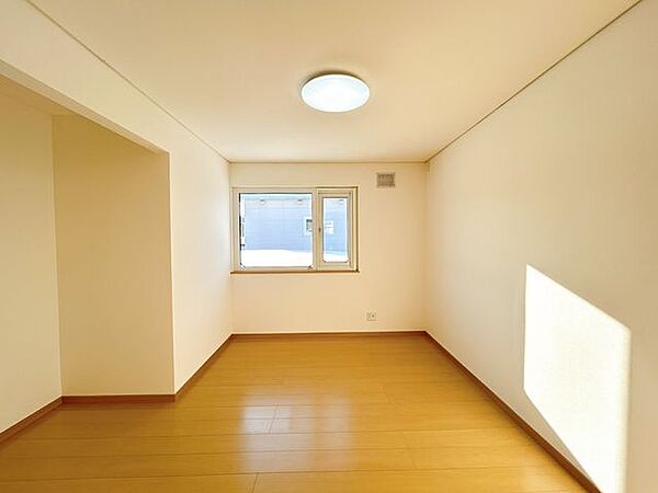 【リフォーム済　洋室】2階北西側6帖洋室です。床・壁・天井・建具・照明等リフォームいたしました。